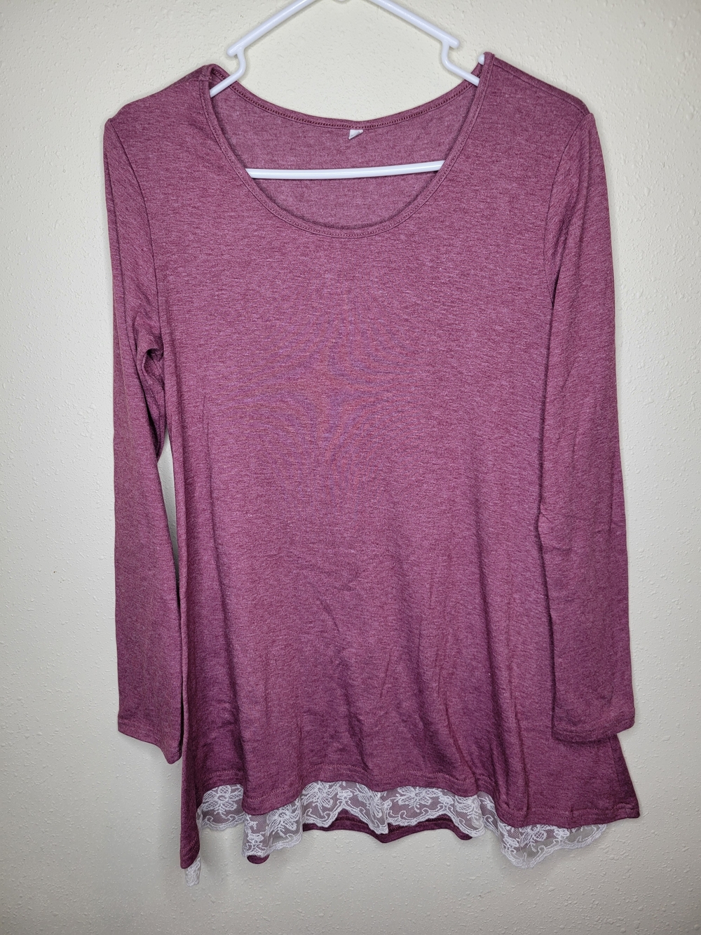Source Unknown Mauve Pink Long-Sleeve Scoop Neck Top with White Lace Hem